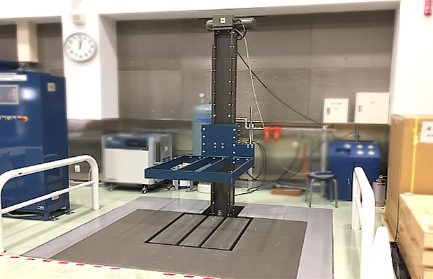 大型 自由落下試験装置